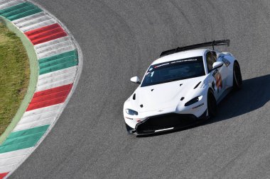 İtalya-29 Mart, 2019: Aston Martin Vantage AMR Gt4 PROSPORT performans Almanya ekibi Rodrigue Gillion/Nico Verdonck/Akhil Rabindra tarafından eylemde 12h Hankook yarışı sırasında Mugello Circuit tarafından Driven.