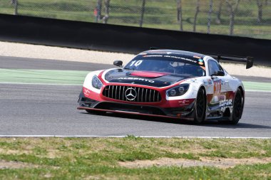 İtalya-29 Mart, 2019: Mercedes AMG GT3 of Hofor-yarış Isviçre Michael Kroll takım Alexander Prinz/Kenneth Heyer/Christiaan Frankenhout tarafından eylem 12 h Hankook yarışı sırasında Mugello Circuit tarafından Driven.