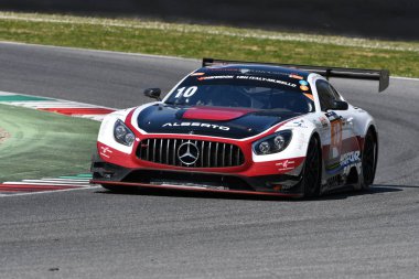 İtalya-29 Mart, 2019: Mercedes AMG GT3 of Hofor-yarış Isviçre Michael Kroll takım Alexander Prinz/Kenneth Heyer/Christiaan Frankenhout tarafından eylem 12 h Hankook yarışı sırasında Mugello Circuit tarafından Driven.