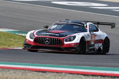 İtalya-29 Mart, 2019: Mercedes AMG GT3 of Hofor-yarış Isviçre Michael Kroll takım Alexander Prinz/Kenneth Heyer/Christiaan Frankenhout tarafından eylem 12 h Hankook yarışı sırasında Mugello Circuit tarafından Driven.