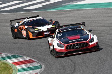 İtalya-29 Mart, 2019: Mercedes AMG GT3 of Hofor-yarış Isviçre Michael Kroll takım Alexander Prinz/Kenneth Heyer/Christiaan Frankenhout tarafından eylem 12 h Hankook yarışı sırasında Mugello Circuit tarafından Driven.