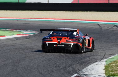 İtalya - 29 Mart, 2019: Mercedes-Amg Gt3 Yunanistan'dan IDEC spor yarış Fransa takımı 12 h Mugello devre de Hankook yarış sırasında eylem Patrice Lafargue/Paul Lafargue/Dimitri Enjalbert tarafından tahrik.