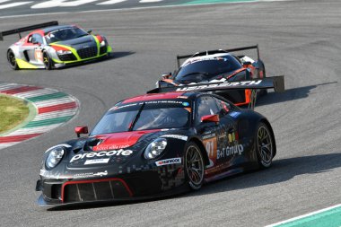 İtalya-29 Mart, 2019: Mugello devresinde 12 h Hankook yarışı sırasında Daniel ALLEMANN/Ralf Bohn/Robert Renauer/Alfred Renauer tarafından yürütülen Herberth Motorsport Almanya takımının Porsche 911 GT3 R 'si.