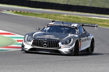 İtalya 29 Mart, 2019: Mercedes AMG GT3 SPS otomotiv performans ekibi Valentin Pierburg/Tim Mller/Tom Onslow-Cole 12 h Hankook yarışı sırasında Mugello Circuit 'de eylem.
