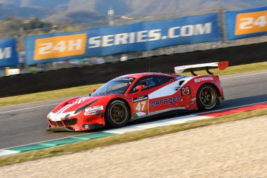 İtalya-29 Mart, 2019: Andrea Montermini/Andrea Fontana/Wolfgang Triller tarafından yürütülen Rinaldi yarış takımının Ferrari 488 GT3 'si, Mugello devresinde 12h Hankook yarışı sırasında hareket halinde.