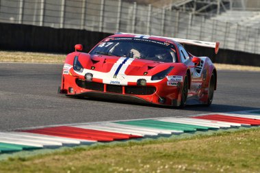 İtalya-29 Mart, 2019: Andrea Montermini/Andrea Fontana/Wolfgang Triller tarafından yürütülen Rinaldi yarış takımının Ferrari 488 GT3 'si, Mugello devresinde 12h Hankook yarışı sırasında hareket halinde.