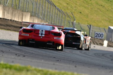 İtalya-29 Mart, 2019: Andrea Montermini/Andrea Fontana/Wolfgang Triller tarafından yürütülen Rinaldi yarış takımının Ferrari 488 GT3 'si, Mugello devresinde 12h Hankook yarışı sırasında hareket halinde.