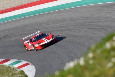 İtalya-29 Mart, 2019: Andrea Montermini/Andrea Fontana/Wolfgang Triller tarafından yürütülen Rinaldi yarış takımının Ferrari 488 GT3 'si, Mugello devresinde 12h Hankook yarışı sırasında hareket halinde.