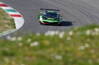 İtalya - 29 Mart 2019: Rinaldi Racing Team'den Ferrari 488 Gt3: Pierre Ehret/Rory Penttinen/Martin Berry/Florian Scholze tarafından mugello pistinde 12 saat hankook yarışı sırasında iş başında.