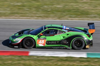 İtalya - 29 Mart 2019: Rinaldi Racing Team'den Ferrari 488 Gt3: Pierre Ehret/Rory Penttinen/Martin Berry/Florian Scholze tarafından mugello pistinde 12 saat hankook yarışı sırasında iş başında.