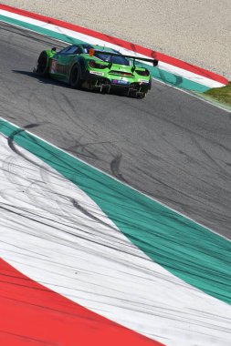 İtalya - 29 Mart 2019: Rinaldi Racing Team'den Ferrari 488 Gt3: Pierre Ehret/Rory Penttinen/Martin Berry/Florian Scholze tarafından mugello pistinde 12 saat hankook yarışı sırasında iş başında.