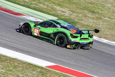İtalya - 29 Mart 2019: Rinaldi Racing Team'den Ferrari 488 Gt3: Pierre Ehret/Rory Penttinen/Martin Berry/Florian Scholze tarafından mugello pistinde 12 saat hankook yarışı sırasında iş başında.
