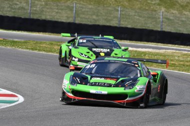 İtalya - 29 Mart 2019: Rinaldi Racing Team'den Ferrari 488 Gt3: Pierre Ehret/Rory Penttinen/Martin Berry/Florian Scholze tarafından mugello pistinde 12 saat hankook yarışı sırasında iş başında.