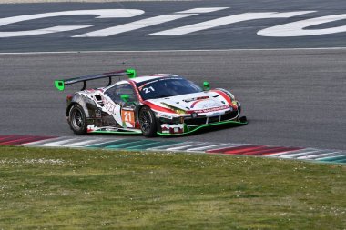 İtalya - 29 Mart, 2019: Ferrari 488 Gt3 Wochenspiegel takım Monschau Almanya eylem 12 h Mugello devre de Hankook yarış sırasında David Perel/Nico Menzel/Oliver Kainz'de/Leonard Weiss tarafından tahrik.
