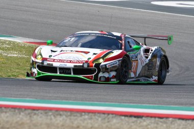 İtalya - 29 Mart, 2019: Ferrari 488 Gt3 Wochenspiegel takım Monschau Almanya eylem 12 h Mugello devre de Hankook yarış sırasında David Perel/Nico Menzel/Oliver Kainz'de/Leonard Weiss tarafından tahrik.