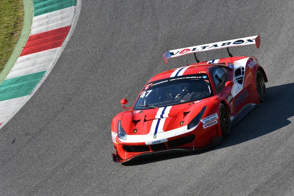 İtalya-29 Mart, 2019: Andrea Montermini/Andrea Fontana/Wolfgang Triller tarafından yürütülen Rinaldi yarış takımının Ferrari 488 GT3 'si, Mugello devresinde 12h Hankook yarışı sırasında hareket halinde.