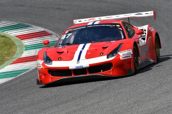 İtalya-29 Mart, 2019: Andrea Montermini/Andrea Fontana/Wolfgang Triller tarafından yürütülen Rinaldi yarış takımının Ferrari 488 GT3 'si, Mugello devresinde 12h Hankook yarışı sırasında hareket halinde.