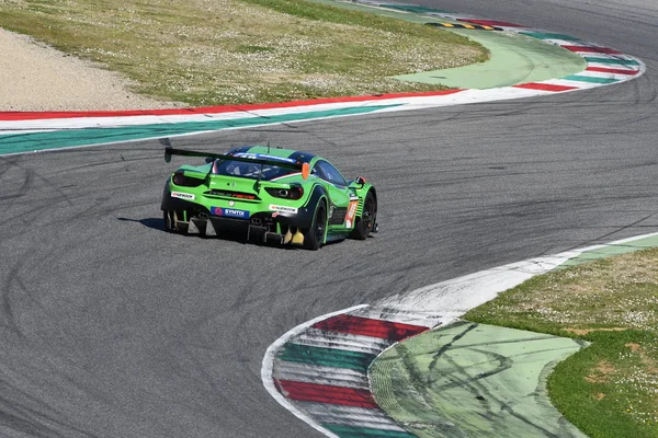 İtalya - 29 Mart 2019: Rinaldi Racing Team'den Ferrari 488 Gt3: Pierre Ehret/Rory Penttinen/Martin Berry/Florian Scholze tarafından mugello pistinde 12 saat hankook yarışı sırasında iş başında.