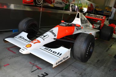 Imola, 27 Nisan 2019: Tarihi 1990 F1 Mclaren Mp4-5b ex Ayrton Senna - Gerhard Berger İtalya'daki Imola Pisti'nde Minardi Historic Day 2019 sırasında kutuda.