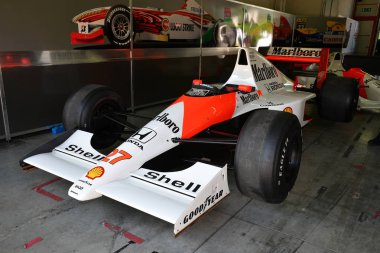 Imola, 27 Nisan 2019: Tarihi 1990 F1 Mclaren Mp4-5b ex Ayrton Senna - Gerhard Berger İtalya'daki Imola Pisti'nde Minardi Historic Day 2019 sırasında kutuda.