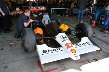 Imola, 27 Nisan 2019: Tarihi 1990 F1 Mclaren Mp4-5b ex Ayrton Senna - Gerhard Berger İtalya'daki Imola Pisti'nde Minardi Historic Day 2019 sırasında kutuda.