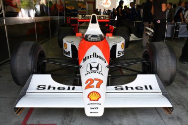Imola, 27 Nisan 2019: Tarihi 1990 F1 Mclaren Mp4-5b ex Ayrton Senna - Gerhard Berger İtalya'daki Imola Pisti'nde Minardi Historic Day 2019 sırasında kutuda.