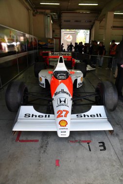 Imola, 27 Nisan 2019: Tarihi 1990 F1 Mclaren Mp4-5b ex Ayrton Senna - Gerhard Berger İtalya'daki Imola Pisti'nde Minardi Historic Day 2019 sırasında kutuda.