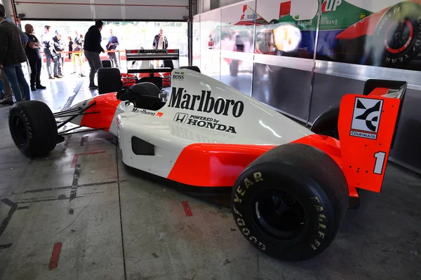 イモラ 2019年4月27日 歴史的な1992年F1マクラーレンMp4 7元アイルトン イタリアのイモラ サーキットで2019年のミナーディ ヒストリック デイ2019の間にボックス内のゲルハルト ベルガー — ストック写真