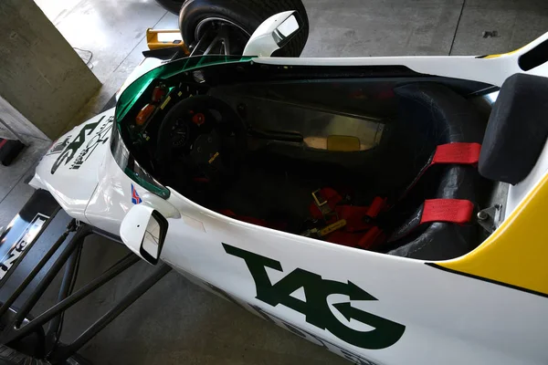 Imola, 27. april 2019: historisches 1983 f1 williams fw08 testauto ex ayrton senna in der box während minardi historischer tag 2019 auf imola schaltung in italien. — Stockfoto