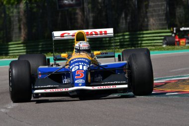 Imola, 27 Nisan 2019: Tarihi 1992 F1 Williams Fw14b ex Riccardo Patrese - Nigel Mansell Riccardo Patrese tarafından Minardi Tarihi Günü sırasında tahrik 2019 İtalya Imola Circuit.