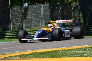 Imola, 27 Nisan 2019: Tarihi 1992 F1 Williams Fw14b ex Riccardo Patrese - Nigel Mansell Riccardo Patrese tarafından Minardi Tarihi Günü sırasında tahrik 2019 İtalya Imola Circuit.