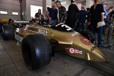 Imola, 27 Nisan 2019: Tarihi F1 Arrows A3 1980 ex Jochen Mass İtalya'da Imola Circuit'te Minardi Historic Day 2018 sırasında kutuda.