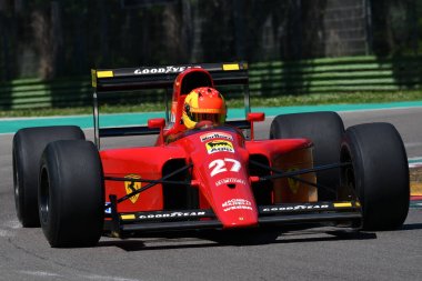 Imola, 27 Nisan 2019: Tarihi 1991 F1 Ferrari 642 ex Alain Prost - Jean Alesi İtalya'daki Imola Pisti'nde Minardi Historic Day 2019 sırasında iş başında.