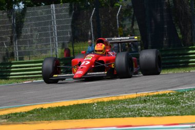 Imola, 27 Nisan 2019: Tarihi 1991 F1 Ferrari 642 ex Alain Prost - Jean Alesi İtalya'daki Imola Pisti'nde Minardi Historic Day 2019 sırasında iş başında.