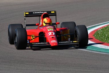 Imola, 27 Nisan 2019: Tarihi 1991 F1 Ferrari 642 ex Alain Prost - Jean Alesi İtalya'daki Imola Pisti'nde Minardi Historic Day 2019 sırasında iş başında.