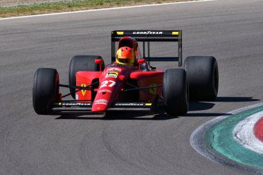 Imola, 27 Nisan 2019: Tarihi 1991 F1 Ferrari 642 ex Alain Prost - Jean Alesi İtalya'daki Imola Pisti'nde Minardi Historic Day 2019 sırasında iş başında.