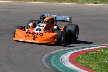 Imola, 27 Nisan 2019: Tarihi F1 Mart-Cosworth 751 1976 ex Peterson - İtalya'da Imola Circuit'te Minardi Historic Day 2019 sırasında bilinmeyen bir şekilde hareket eden Brambilla.