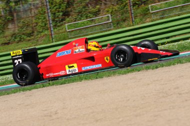 Imola, 27 Nisan 2019: Tarihi 1991 F1 Ferrari 642 ex Alain Prost - Jean Alesi İtalya'daki Imola Pisti'nde Minardi Historic Day 2019 sırasında iş başında.