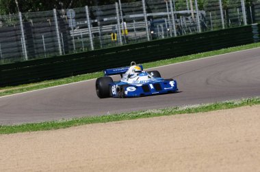 Imola, 27 Nisan 2019: Tarihi 1976 F1 Tyrrell P34 eski Ronnie Peterson Pierluigi Martini tarafından Minardi Tarihi Günü sırasında eylem tahrik 2019 İtalya Imola Circuit.