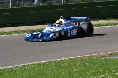 Imola, 27 Nisan 2019: Tarihi 1976 F1 Tyrrell P34 eski Ronnie Peterson Pierluigi Martini tarafından Minardi Tarihi Günü sırasında eylem tahrik 2019 İtalya Imola Circuit.