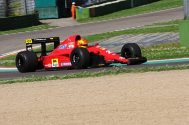 Imola, 27 Nisan 2019: Tarihi 1991 F1 Ferrari 642 ex Alain Prost - Jean Alesi İtalya'daki Imola Pisti'nde Minardi Historic Day 2019 sırasında iş başında.