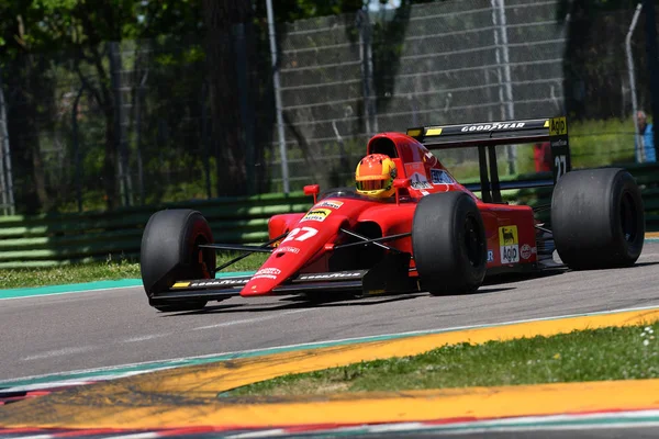 Imola, 27 Nisan 2019: Tarihi 1991 F1 Ferrari 642 ex Alain Prost - Jean Alesi İtalya'daki Imola Pisti'nde Minardi Historic Day 2019 sırasında iş başında.
