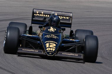 Imola, 27 Nisan 2019: Tarihi 1985 F1 Lotus 97t/4 John Player Özel ex Ayrton Senna İtalya'da Imola Circuit'te Minardi Historic Day 2019'da iş başında.