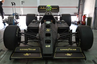 Imola, 27 Nisan 2019: Tarihi 1985 F1 Lotus 97t/4 John Player Özel ex Ayrton Senna'nın Detayları İtalya'daki Imola Circuit'te Minardi Historic Day 2019 sırasında kutuda.