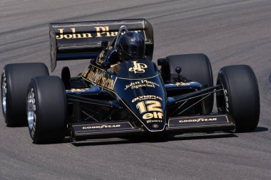 Imola, 27 Nisan 2019: Tarihi 1985 F1 Lotus 97t/4 John Player Özel ex Ayrton Senna İtalya'da Imola Circuit'te Minardi Historic Day 2019'da iş başında.