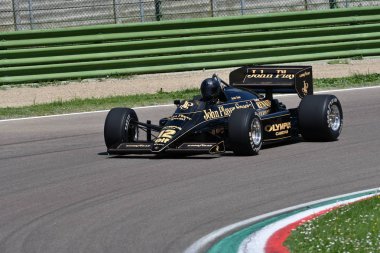 Imola, 27 Nisan 2019: Tarihi 1985 F1 Lotus 97t/4 John Player Özel ex Ayrton Senna İtalya'da Imola Circuit'te Minardi Historic Day 2019'da iş başında.