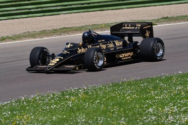 Imola, 27 Nisan 2019: Tarihi 1985 F1 Lotus 97t/4 John Player Özel ex Ayrton Senna İtalya'da Imola Circuit'te Minardi Historic Day 2019'da iş başında.