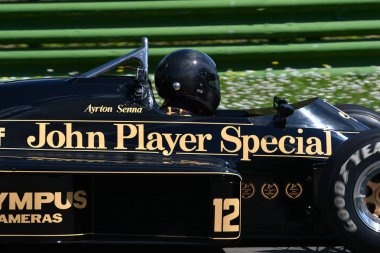 Imola, 27 Nisan 2019: Tarihi 1985 F1 Lotus 97t/4 John Player Özel ex Ayrton Senna İtalya'da Imola Circuit'te Minardi Historic Day 2019'da iş başında.