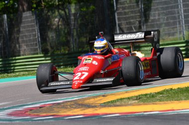 Imola, 27 Nisan 2019: Tarihi Detay 1984 Ferrari F1 Car modeli 126 C4 ex Michele Alboreto / Ren Arnoux İtalya'da Imola Circuit Minardi Historic Day 2019 sırasında kutusunda