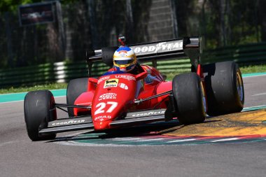 Imola, 27 Nisan 2019: Tarihi Detay 1984 Ferrari F1 Car modeli 126 C4 ex Michele Alboreto / Ren Arnoux İtalya'da Imola Circuit Minardi Historic Day 2019 sırasında kutusunda